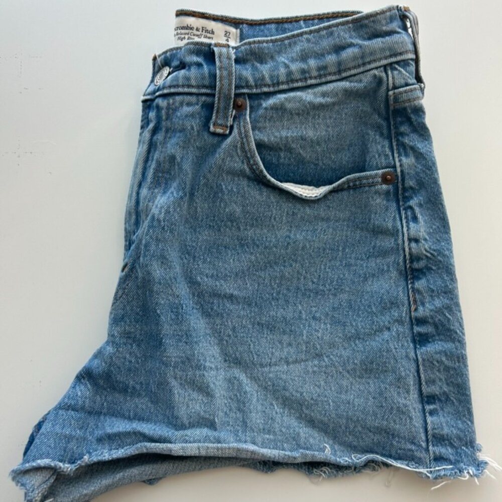 Abercrombie Curve Love High Rise 90s Cutoff Short - Medium Wash